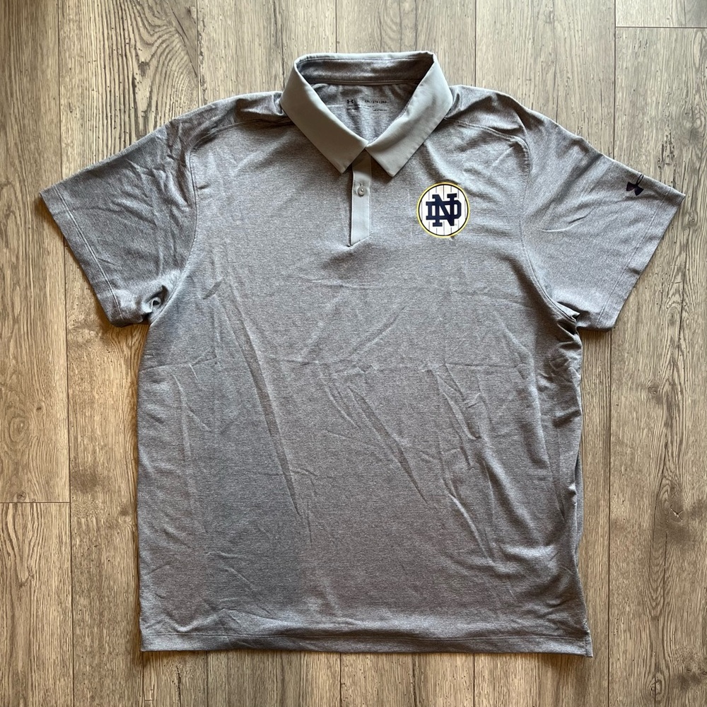 Under Armour Notre Dame Loose Heat Gear Short Sleeve Men’s Polo Shirt Gray XXL